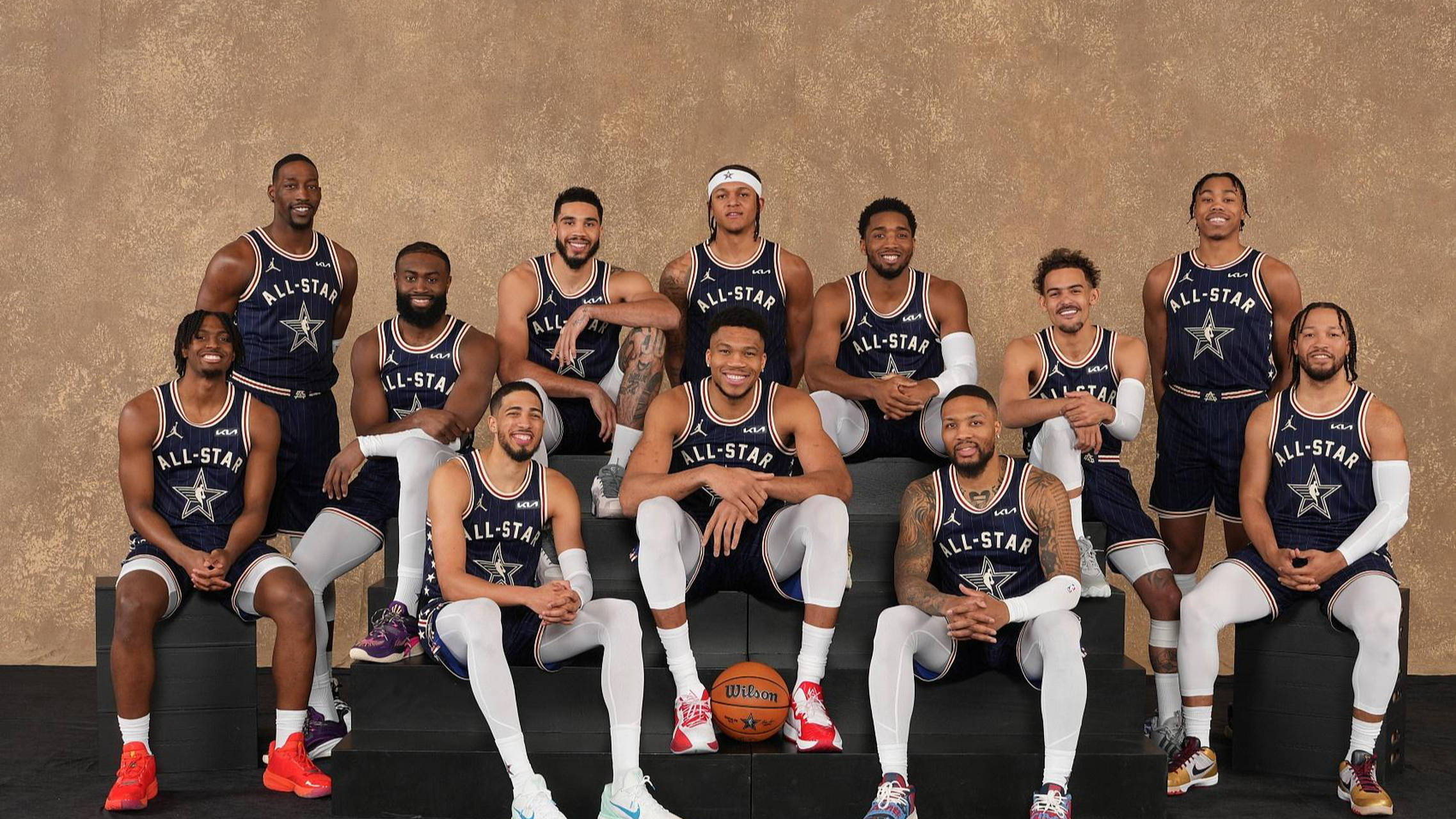 开云体育登录-篮球巨星全明星赛现身洛杉矶，引爆球迷热情