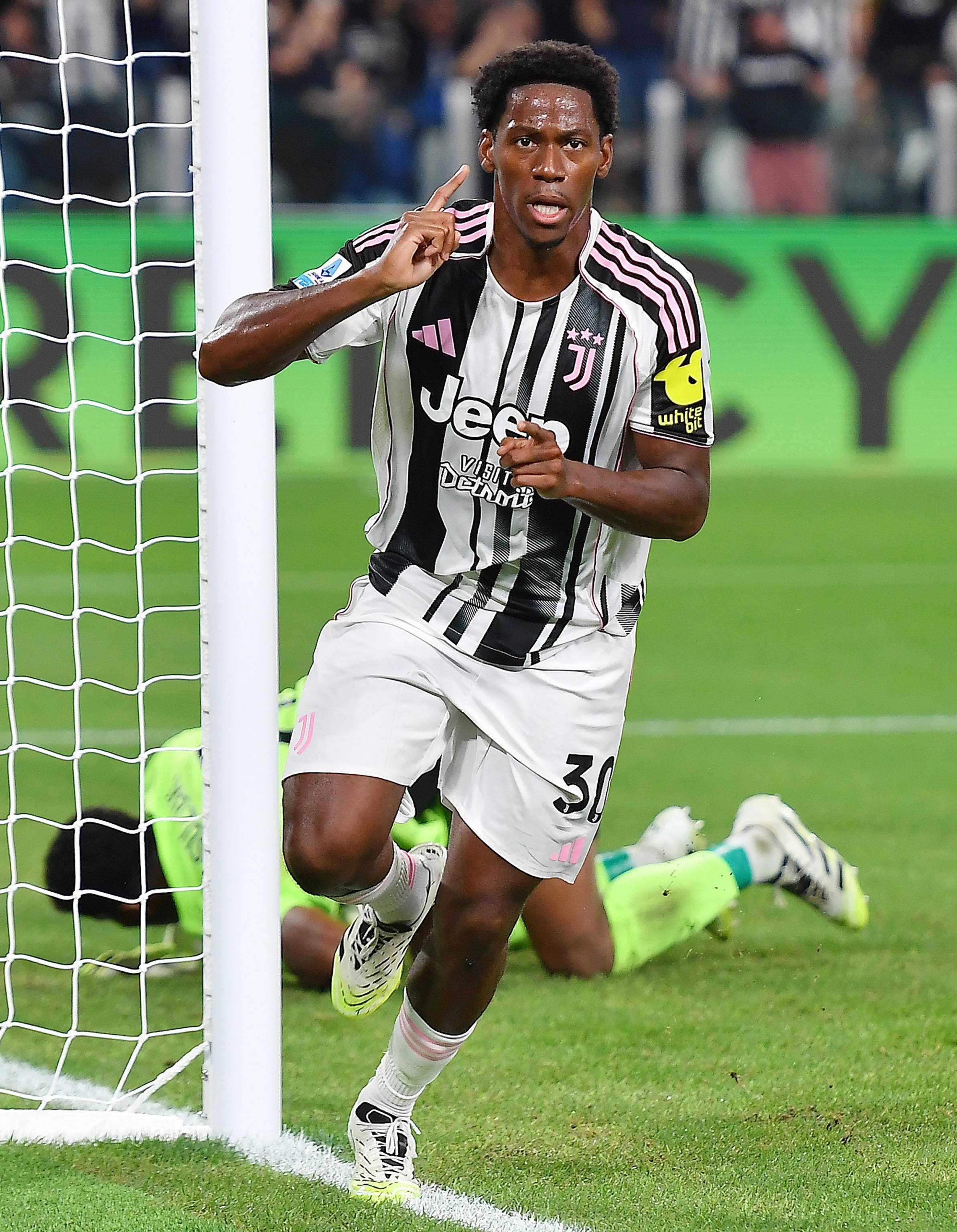 帕尔马足球队客场胜出,士气大振 帕尔马足球队客场胜出,士气大振