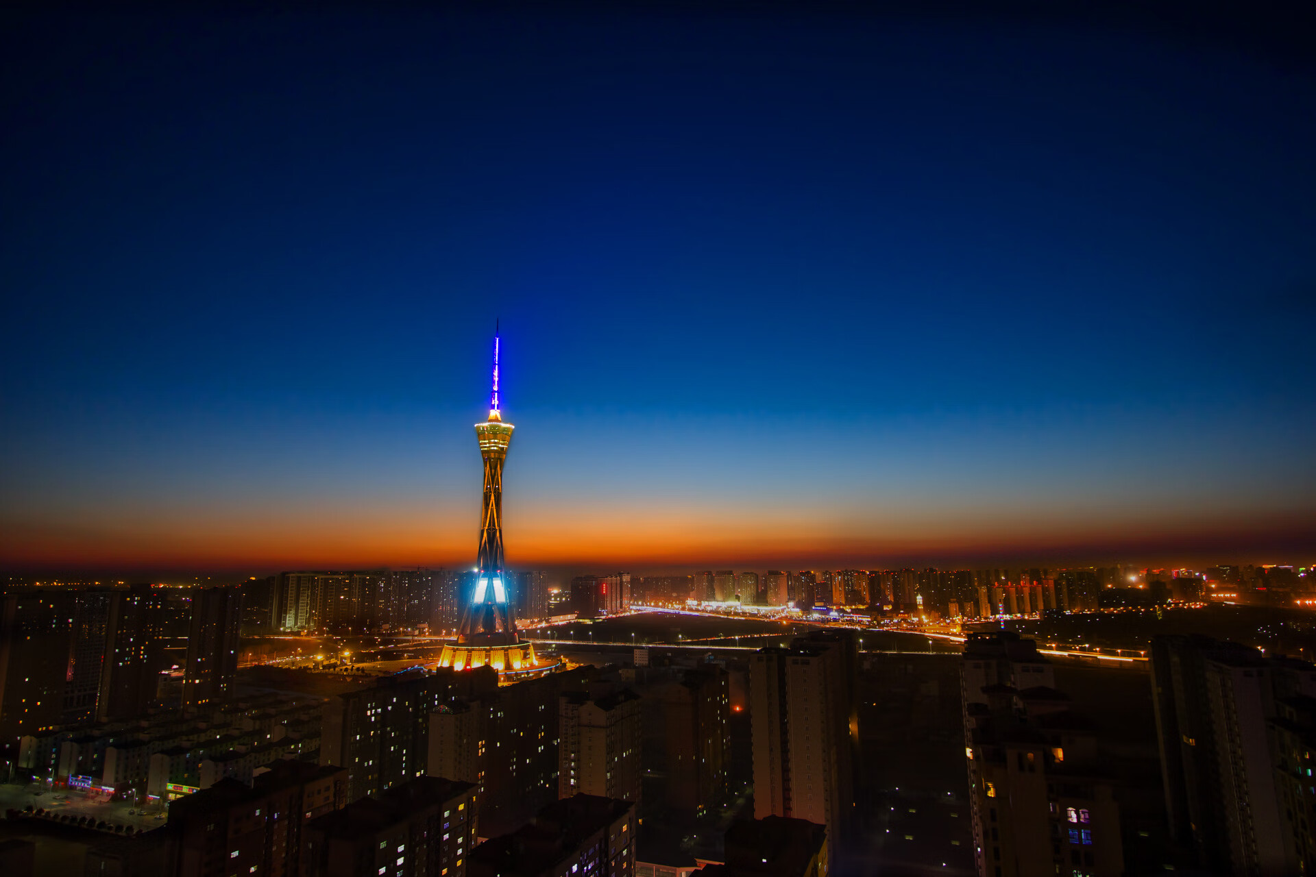 开云体育直播-沪上风云，当欧冠决赛的激情，遇见申城与黄蜂的鏖战